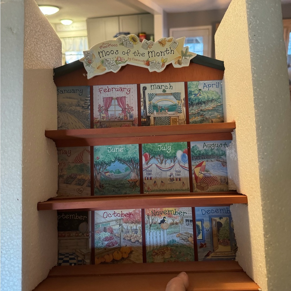 "Moos of the Month" display shelf designed for the "Mary's Moo Moos" - Picture 2 of 7